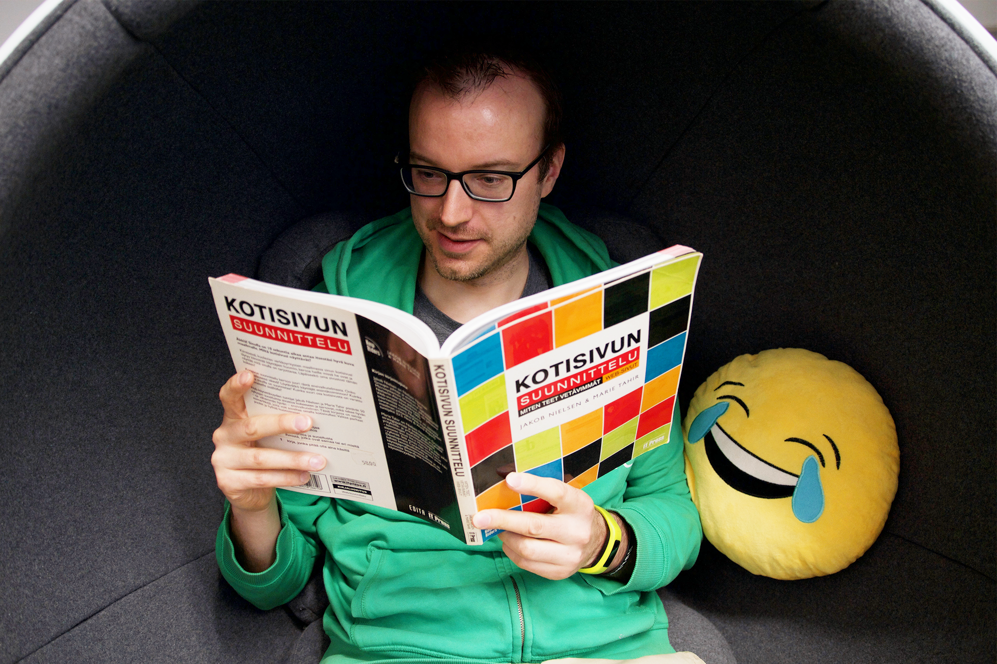 Evermade learning practices, Jaakko reading a book about web design