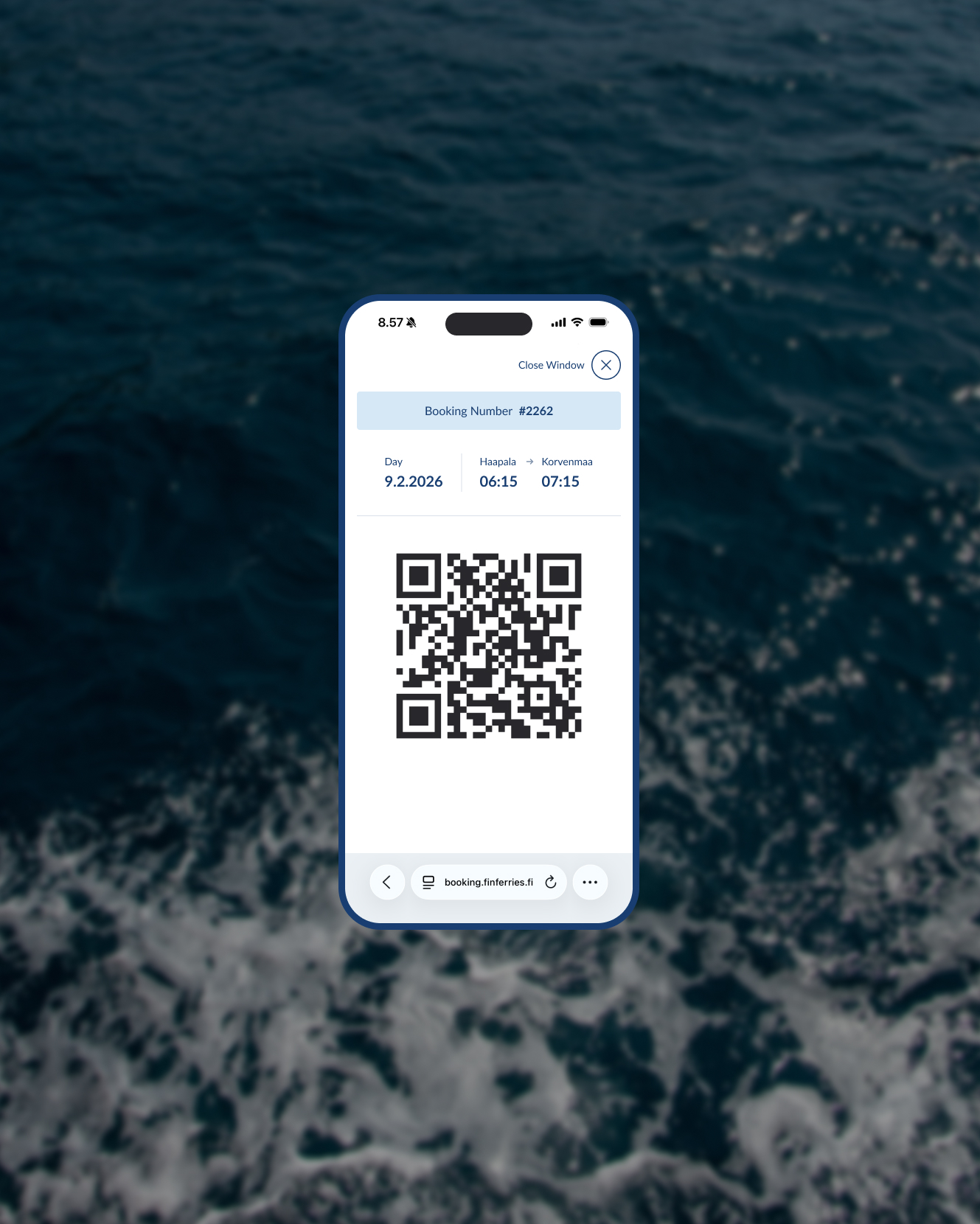Älypuhelin kuvan keskellä, näytöllä lautan sähköinen lippu QR-koodilla sekä varausnumero, päivämäärä ja lähtö- ja saapumisajat; taustana tumma meri ja vaahtoavat aallot.