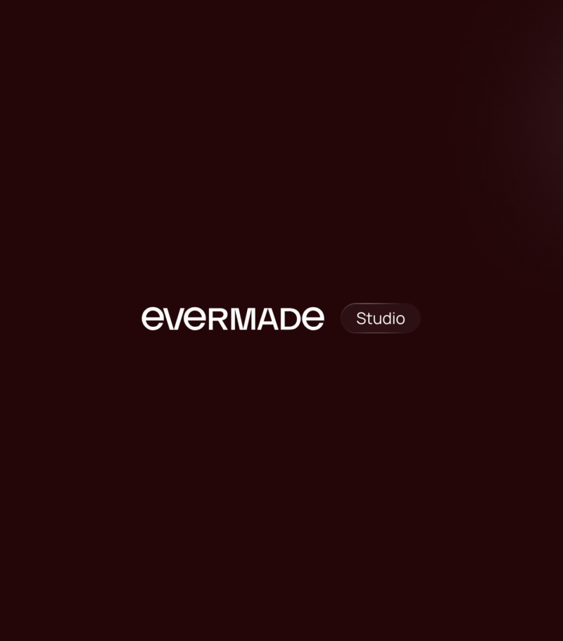 Tumman viininpunaisella taustalla valkoinen "evermade"-logo ja sen vieressä pyöreäreunainen, tummempi laatikko jossa teksti "Studio".