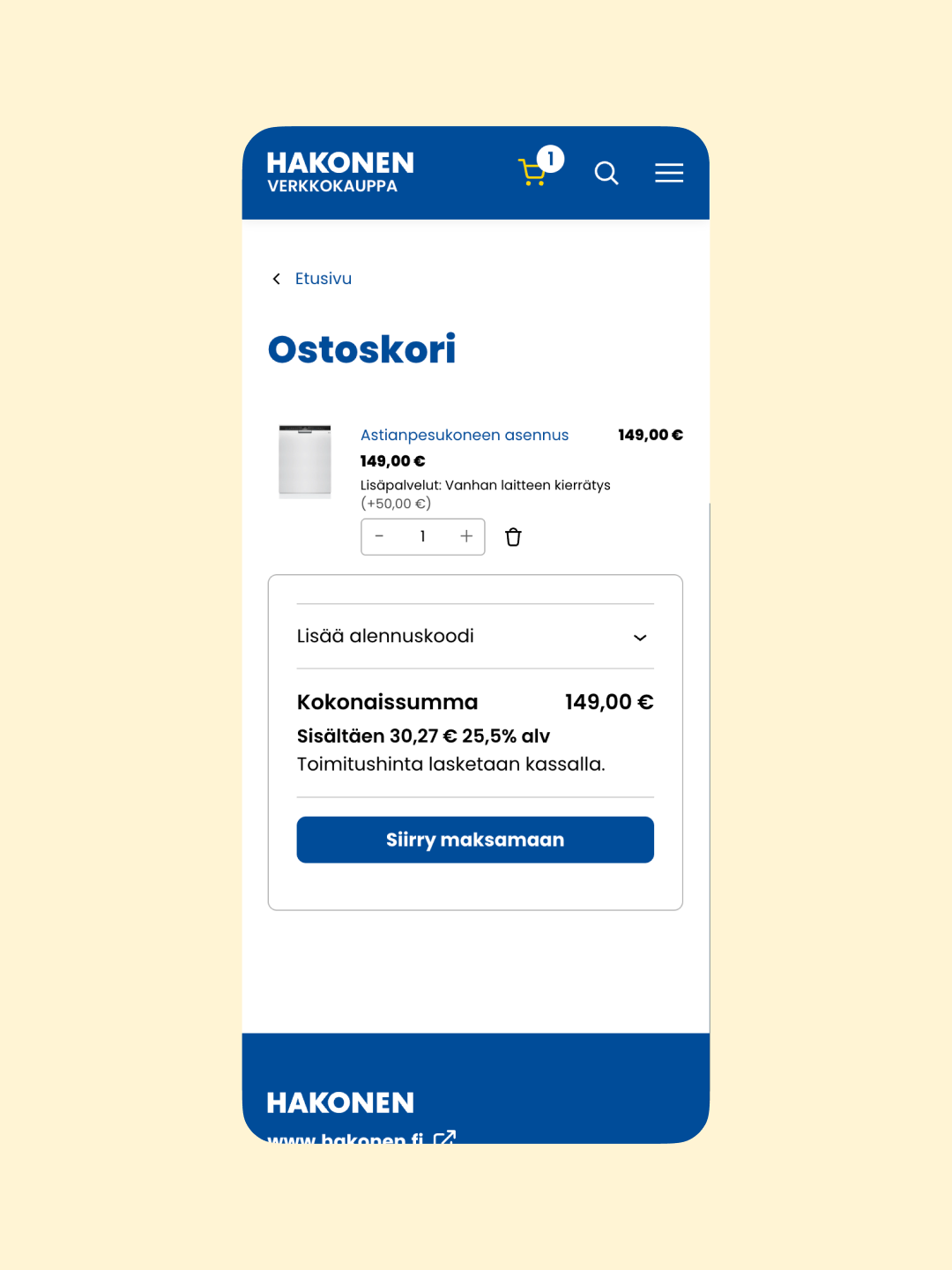 Mobiilinäyttö verkkokaupan ostoskorista: yläreunassa sininen HAKONEN-palkki ja kuvakkeet, otsikkona "Ostoskori", tuotekortti pienen astianpesukonekuvan ja tekstin "Astianpesukoneen asennus 149,00 €" kanssa määrän valitsimet ja poistokuvake, pudotusvalikko "Lisää alennuskoodi", yhteenveto "Kokonaissumma 149,00 €" sekä veromäärä ja huomautus toimitushinnasta, sininen "Siirry maksamaan" -painike ja sininen alatunniste.