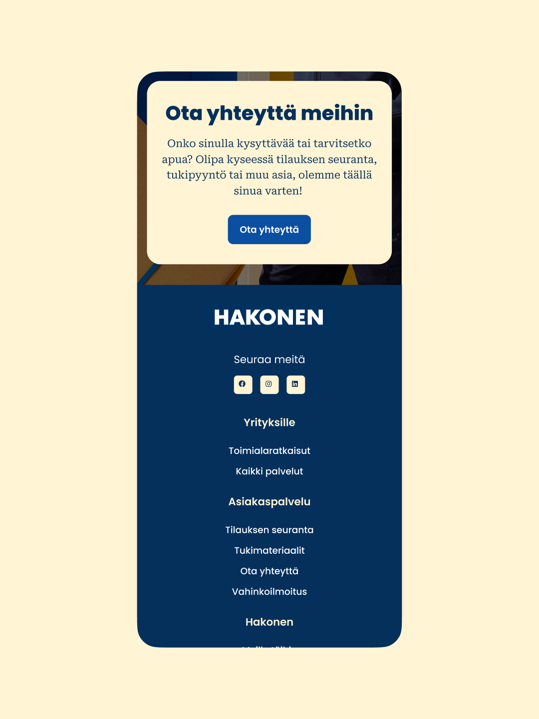Avoin kannettava tietokone nojatuolin istuimella, näytöllä yrityksen verkkosivu sinivalkoisella otsikolla ja hymyilevä nainen, taustalla vaalea tyyny, villainen viltti ja puinen käsinoja.