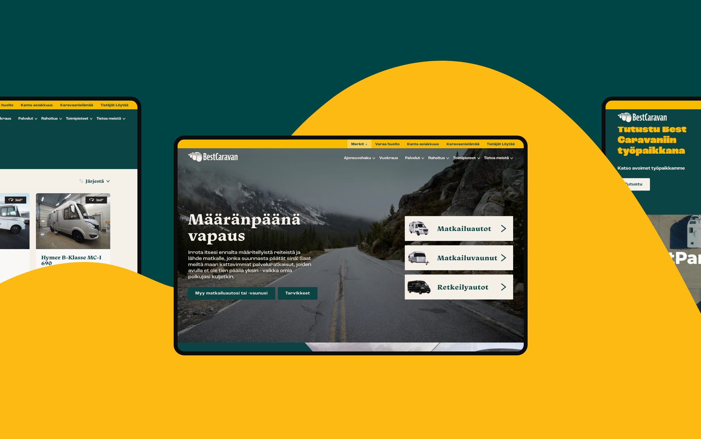 Kolme laitetta (keskellä suurempi tabletti, sivuilla pienemmät näytöt) jotka esittävät Best Caravan -verkkosivustoa; keskellä etusivun maisemakuva tiestä ja kallioista sekä teksti "Määränpäänä vapaus", taustalla tummavihreä kenttä ja keltainen aalto.