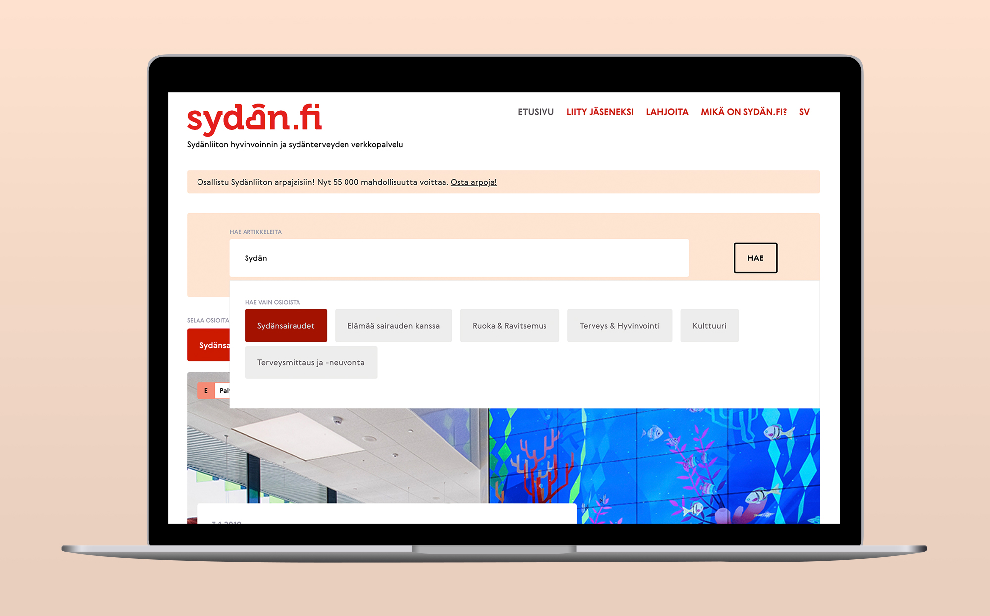 Kannettava tietokone, jonka näytöllä Suomen Sydänliiton verkkosivusto sydän.fi: vasemmassa yläkulmassa logo, keskellä hakukenttä ja suodatusnapit sekä alareunassa sinivihreä, vedenalaista kuvitusta esittävä banneri.