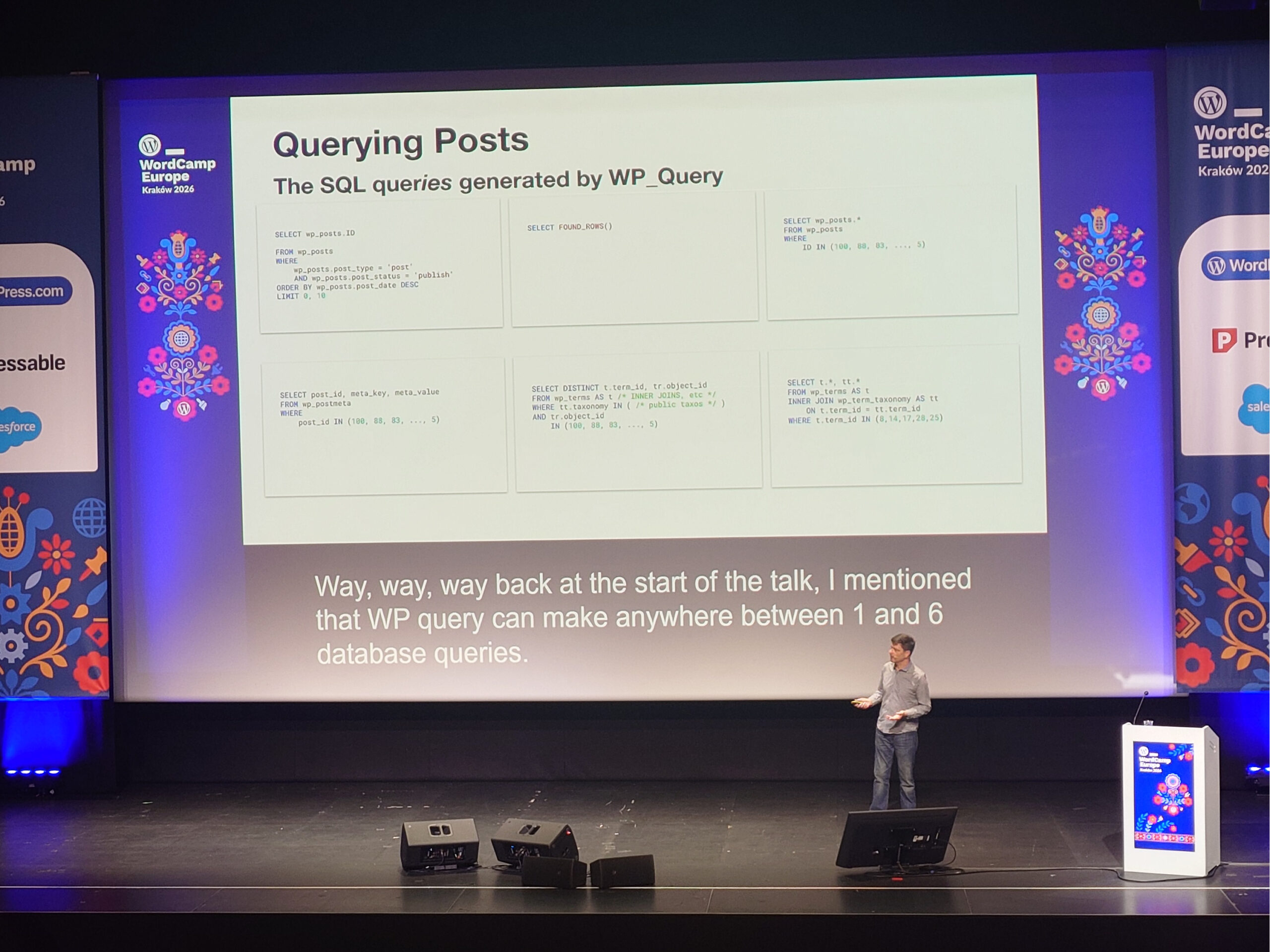 Kuva WordCamp Europe 2026 -konferenssista: esiintyjä seisoo oikealla lavalla ja esittää diaa otsikolla "Querying Posts", jolla näkyy useita koodilohkoja ja WP_Query:n generoimia SQL‑kyselyjä; lavan taustalla värikkäät WordCamp‑brändäykset ja katsomo etualalla.