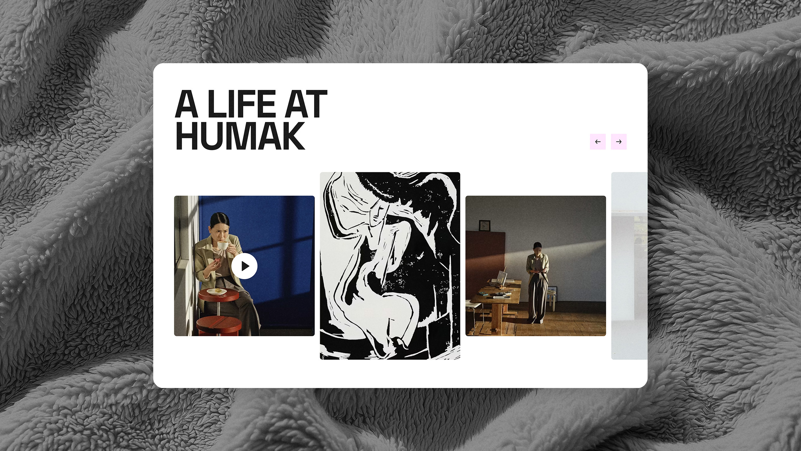 Valkoinen esittelykortti otsikolla "A LIFE AT HUMAK" harmaalle peittopohjalle sijoitettuna; kortissa kolme kuvaa — vasemmalla muusikko sellon kanssa, keskellä mustavalkoinen abstrakti teos ja oikealla henkilö huoneessa pöydän vieressä, sekä kortin reunassa pienet sivunavigaatiopisteet.