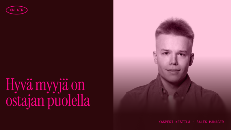 Kansikuva, jaettu vasen–oikea: vasemmalla tumman viininpunainen kenttä, jossa pinkillä teksti "Hyvä myyjä on ostajan puolella" ja pieni "ON AIR" -merkki yläkulmassa; oikealla vaaleanpunasävyinen muokattu kasvokuva miehestä ja alareunassa teksti "Kasperi Kestilä – Sales Manager".