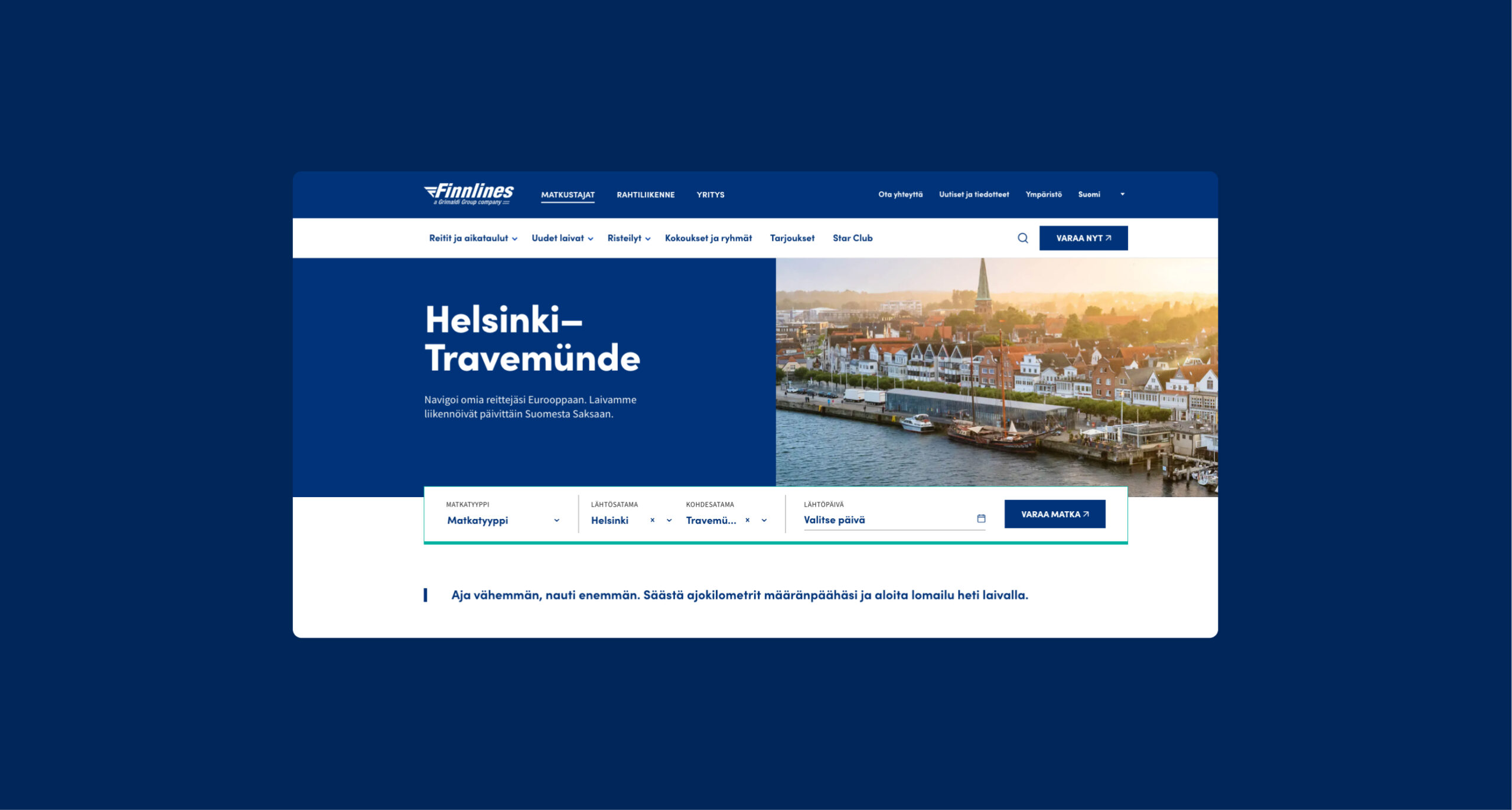 Finnlinesin verkkosivun kuvakaappaus: sinisävyinen etusivu, yläreunassa logo ja navigointipalkki, keskellä suuri "Helsinki–Travemünde" -otsikko ja varaushakukentät sekä oikealla satama- ja rantakaupunkikuva auringonlaskussa.