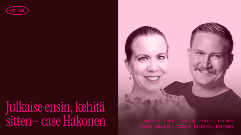 YouTube-kansikuva: vasemmalla tumma viininpunainen paneeli, jossa teksti "Julkaise ensin, kehitä sitten – case Hakonen" ja pieni "ON AIR" -merkki, oikealla vaaleanpunasävyinen valokuva kahdesta hymyilevästä henkilöstä ja alareunassa pienellä teksti puhujien rooleista.